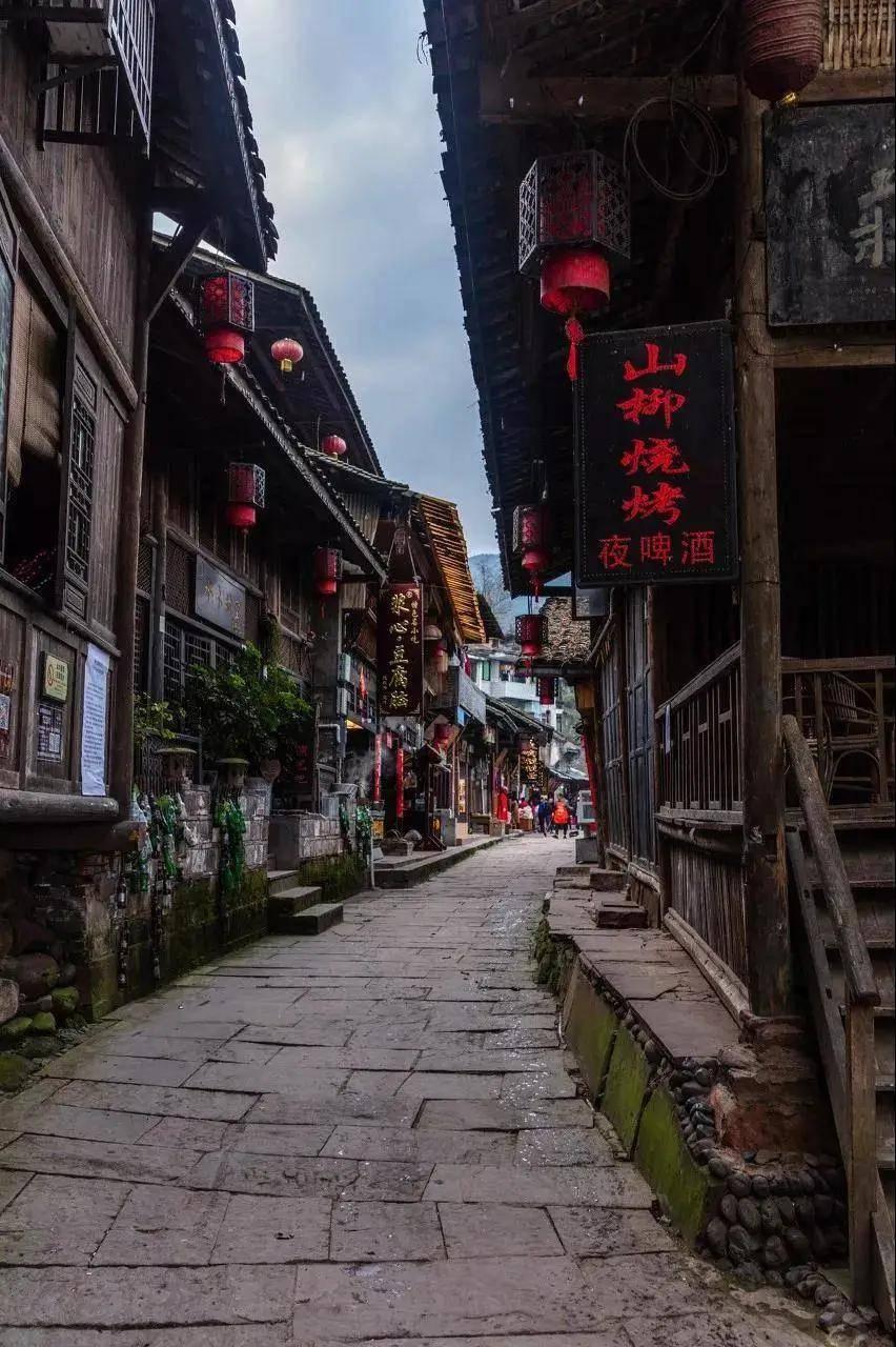 山河为证，重回父辈出征地，捐赠纪念册，铭记那段英雄的历史